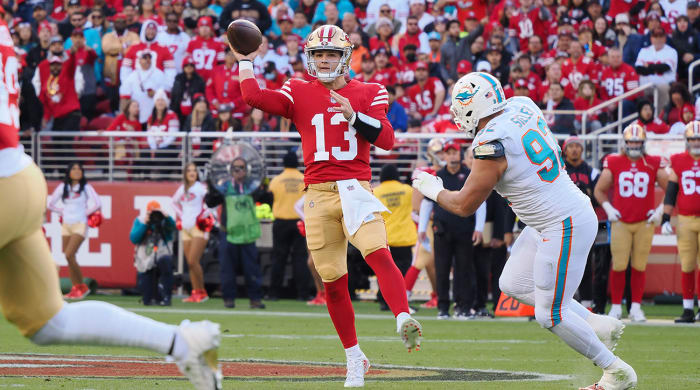 Brock Purdy lanza un pase con el pie trasero en la victoria de los 49ers sobre los Dolphins.