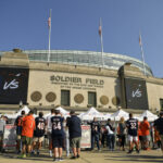 CHICAGO, ILLINOIS - 19 DE SEPTIEMBRE: Los fanáticos de los Chicago Bears ingresan al estadio antes del partido entre los Chicago Bears y los Cincinnati Bengals en Soldier Field el 19 de septiembre de 2021 en Chicago, Illinois.  (Foto de Quinn Harris/Getty Images)