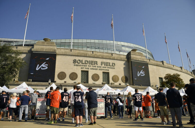 CHICAGO, ILLINOIS - 19 DE SEPTIEMBRE: Los fanáticos de los Chicago Bears ingresan al estadio antes del partido entre los Chicago Bears y los Cincinnati Bengals en Soldier Field el 19 de septiembre de 2021 en Chicago, Illinois.  (Foto de Quinn Harris/Getty Images)