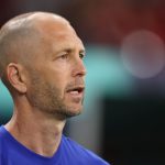 DOHA, QATAR - 03 DE DICIEMBRE: Gregg Berhalter, entrenador / gerente de los Estados Unidos de América durante el partido de octavos de final de la Copa Mundial de la FIFA Qatar 2022 entre Holanda y EE. UU. En el Estadio Internacional Khalifa el 3 de diciembre de 2022 en Doha, Qatar.  (Foto de James Williamson - AMA/Getty Images)