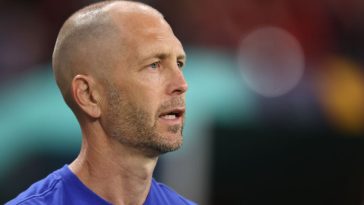 DOHA, QATAR - 03 DE DICIEMBRE: Gregg Berhalter, entrenador / gerente de los Estados Unidos de América durante el partido de octavos de final de la Copa Mundial de la FIFA Qatar 2022 entre Holanda y EE. UU. En el Estadio Internacional Khalifa el 3 de diciembre de 2022 en Doha, Qatar.  (Foto de James Williamson - AMA/Getty Images)