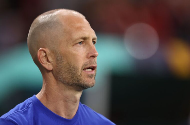 DOHA, QATAR - 03 DE DICIEMBRE: Gregg Berhalter, entrenador / gerente de los Estados Unidos de América durante el partido de octavos de final de la Copa Mundial de la FIFA Qatar 2022 entre Holanda y EE. UU. En el Estadio Internacional Khalifa el 3 de diciembre de 2022 en Doha, Qatar.  (Foto de James Williamson - AMA/Getty Images)