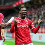 Folarin Balogun celebra tras su impresionante volea para abrir el marcador contra el Rennes