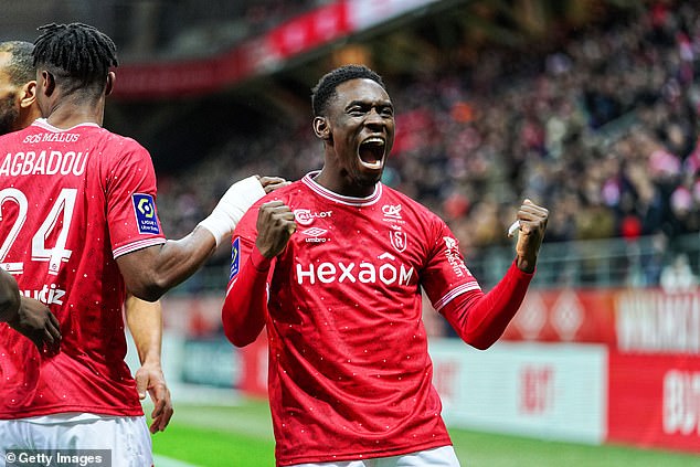 Folarin Balogun celebra tras su impresionante volea para abrir el marcador contra el Rennes