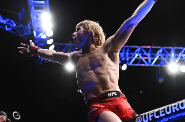 19 de marzo de 2022;  Londres, Reino Unido;  Paddy Pimblett (guantes rojos) derrota a Kazula Vargas (guantes azules) durante UFC Fight Night en O2 Arena.  Crédito obligatorio: Per Haljestam-USA TODAY Sports