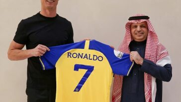 Cristiano Ronaldo (izquierda) ha fichado por el Al-Nassr tras dejar el Manchester United gratis