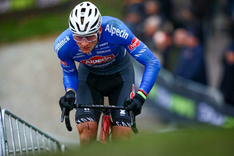 Mathieu van der Poel se lesiona la rodilla y el hombro en un accidente en Superprestige Boom