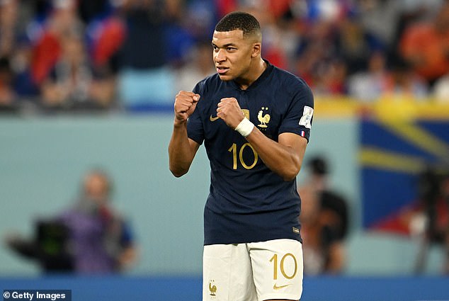 El delantero francés Kylian Mbappé figura en el mejor XI de la fase de grupos del Mundial