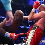 Derek Chisora ​​(izquierda) fue derrotado la semana pasada por Tyson Fury (derecha) a través de un paro en el décimo asalto.