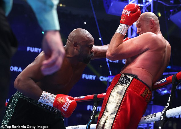 Derek Chisora ​​(izquierda) fue derrotado la semana pasada por Tyson Fury (derecha) a través de un paro en el décimo asalto.