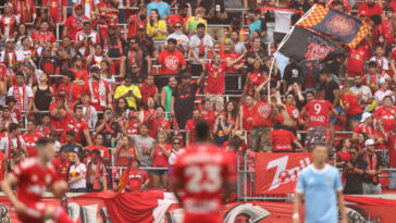 HARRISON, NJ - 17 DE JULIO: Fans de New York Red Bulls durante el partido de la Major League Soccer entre New York Red Bulls y New York City FC en Red Bull Arena el 17 de julio de 2022 en Harrison, Nueva Jersey.  (Foto de James Williamson - AMA/Getty Images)