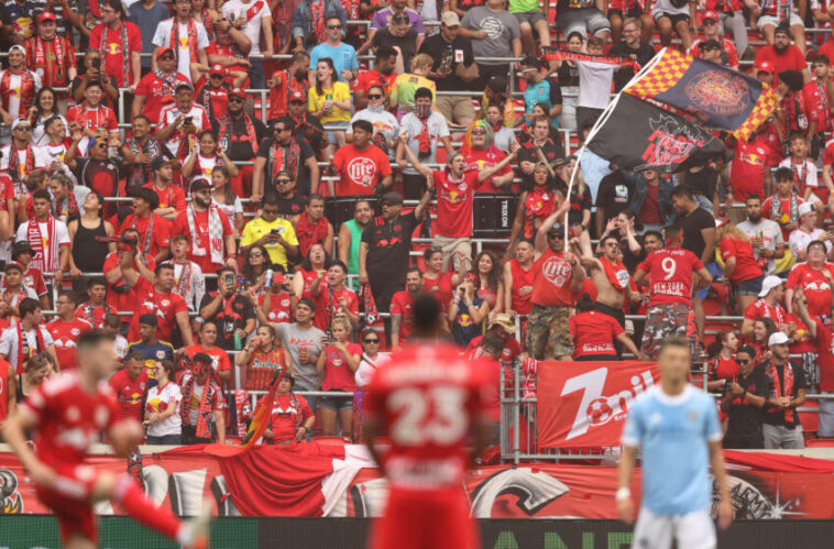 HARRISON, NJ - 17 DE JULIO: Fans de New York Red Bulls durante el partido de la Major League Soccer entre New York Red Bulls y New York City FC en Red Bull Arena el 17 de julio de 2022 en Harrison, Nueva Jersey.  (Foto de James Williamson - AMA/Getty Images)