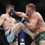 Dricus Du Plessis de Sudáfrica golpea a Darren Till de Inglaterra durante el evento UFC 282 en T-Mobile Arena el 10 de diciembre de 2022 en Las Vegas, Nevada.  (Foto por Cooper Neill/Zuffa LLC)