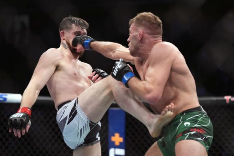 Dricus Du Plessis de Sudáfrica golpea a Darren Till de Inglaterra durante el evento UFC 282 en T-Mobile Arena el 10 de diciembre de 2022 en Las Vegas, Nevada.  (Foto por Cooper Neill/Zuffa LLC)