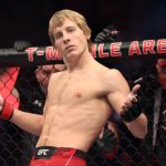 LAS VEGAS, NEVADA - 10 DE DICIEMBRE: Paddy Pimblett de Inglaterra se para en su esquina mientras lo presentan antes de enfrentar a Jared Gordon en una pelea de peso ligero durante el evento UFC 282 en T-Mobile Arena el 10 de diciembre de 2022 en Las Vegas, Nevada.  (Foto de Sean M. Haffey/Getty Images)