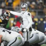 Las Vegas Raiders Derek Carr (4) señala a la seguridad de los Pittsburgh Steelers Minkah Fitzpatrick durante la primera mitad en el Acrisure Stadium en Pittsburgh, PA el 24 de diciembre de 2022. Pittsburgh Steelers Vs Las Vegas Raiders Semana 16