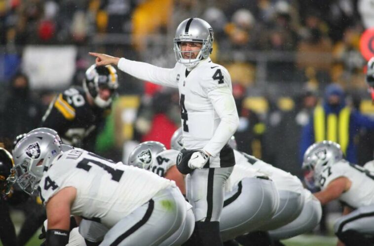 Las Vegas Raiders Derek Carr (4) señala a la seguridad de los Pittsburgh Steelers Minkah Fitzpatrick durante la primera mitad en el Acrisure Stadium en Pittsburgh, PA el 24 de diciembre de 2022. Pittsburgh Steelers Vs Las Vegas Raiders Semana 16