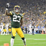 Jaire Alexander #23 de los Green Bay Packers reacciona después de romper un pase contra Amon-Ra St. Brown #14 de los Detroit Lions durante la primera mitad en Lambeau Field el 20 de septiembre de 2021 en Green Bay, Wisconsin.  (Foto de Quinn Harris/Getty Images)