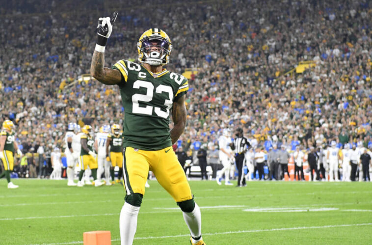 Jaire Alexander #23 de los Green Bay Packers reacciona después de romper un pase contra Amon-Ra St. Brown #14 de los Detroit Lions durante la primera mitad en Lambeau Field el 20 de septiembre de 2021 en Green Bay, Wisconsin.  (Foto de Quinn Harris/Getty Images)