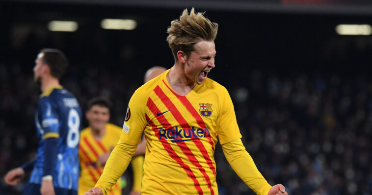 Frenkie De Jong celebra su gol con el Barcelona contra el Napoli, estadio Diego Maradona, febrero de 2022