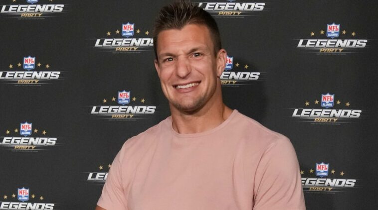 Rob Gronkowski dice que dos equipos de la NFL se comunicaron después de un tuit viral