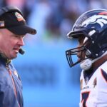 Russell Wilson de los Broncos lamenta el despido del entrenador Nathaniel Hackett