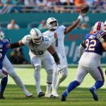 El mariscal de campo de los Miami Dolphins, Tua Tagovailoa (1), retrocede para pasar contra los Buffalo Bills en el último cuarto de un partido de la NFL en el Hard Rock Stadium en Miami Gardens, el 25 de septiembre de 2022.