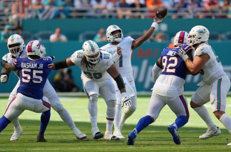 El mariscal de campo de los Miami Dolphins, Tua Tagovailoa (1), retrocede para pasar contra los Buffalo Bills en el último cuarto de un partido de la NFL en el Hard Rock Stadium en Miami Gardens, el 25 de septiembre de 2022.