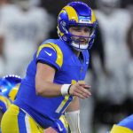 Baker Mayfield en la línea de golpeo durante su primer partido con los Rams.