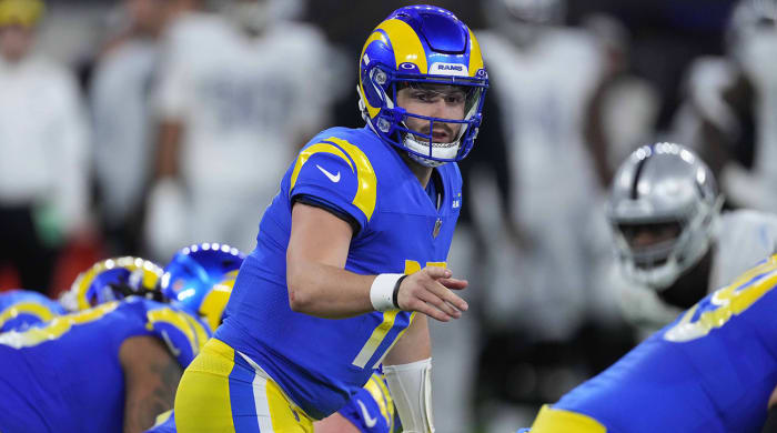 Baker Mayfield en la línea de golpeo durante su primer partido con los Rams.