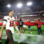 GLENDALE, ARIZONA - 25 DE DICIEMBRE: Tom Brady #12 de los Tampa Bay Buccaneers entra al campo antes del partido contra los Arizona Cardinals en el State Farm Stadium el 25 de diciembre de 2022 en Glendale, Arizona.  (Foto de Christian Petersen/Getty Images)