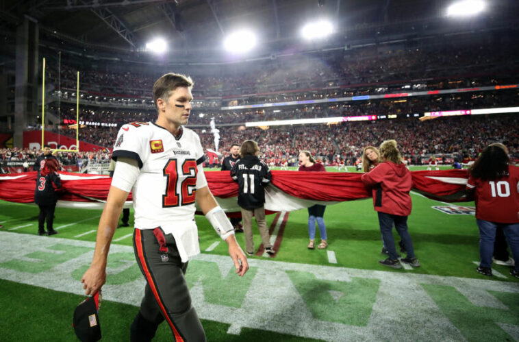 GLENDALE, ARIZONA - 25 DE DICIEMBRE: Tom Brady #12 de los Tampa Bay Buccaneers entra al campo antes del partido contra los Arizona Cardinals en el State Farm Stadium el 25 de diciembre de 2022 en Glendale, Arizona.  (Foto de Christian Petersen/Getty Images)