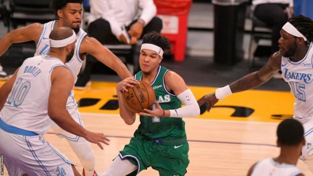 Tyrell Terry jugando para los Dallas Mavericks