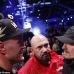 Tyson Fury (izquierda) ha revelado que se están llevando a cabo conversaciones para organizar su pelea contra Oleksandr Usyk (derecha) en Arabia Saudita.