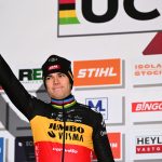 Wout van Aert supera los problemas con las toallas y el desviador roto para ganar en Dublín