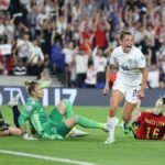 Ella Toone de Inglaterra celebra después de marcar el primer gol de su equipo durante el partido de cuartos de final de la Eurocopa Femenina de la UEFA Inglaterra 2022 entre Inglaterra y España.