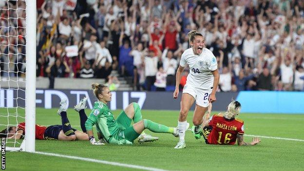 Ella Toone de Inglaterra celebra después de marcar el primer gol de su equipo durante el partido de cuartos de final de la Eurocopa Femenina de la UEFA Inglaterra 2022 entre Inglaterra y España.
