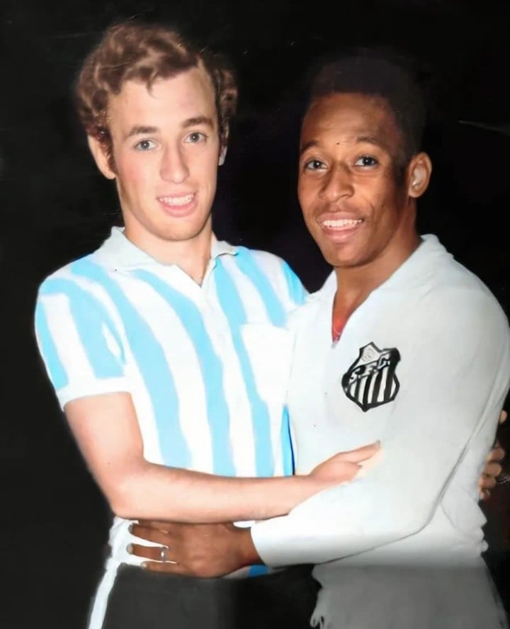 Pelé y Quique Wolff en un cruce entre Racing y Santos en 1968. (@RacingClub)