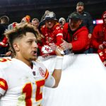 DENVER, COLORADO - 11 DE DICIEMBRE: Patrick Mahomes #15 de los Kansas City Chiefs celebra con los fanáticos después de derrotar a los Denver Broncos 34-28 en Empower Field At Mile High el 11 de diciembre de 2022 en Denver, Colorado.  (Foto de Justin Edmonds/Getty Images)