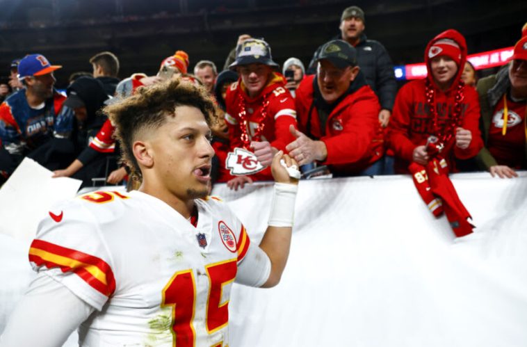 DENVER, COLORADO - 11 DE DICIEMBRE: Patrick Mahomes #15 de los Kansas City Chiefs celebra con los fanáticos después de derrotar a los Denver Broncos 34-28 en Empower Field At Mile High el 11 de diciembre de 2022 en Denver, Colorado.  (Foto de Justin Edmonds/Getty Images)