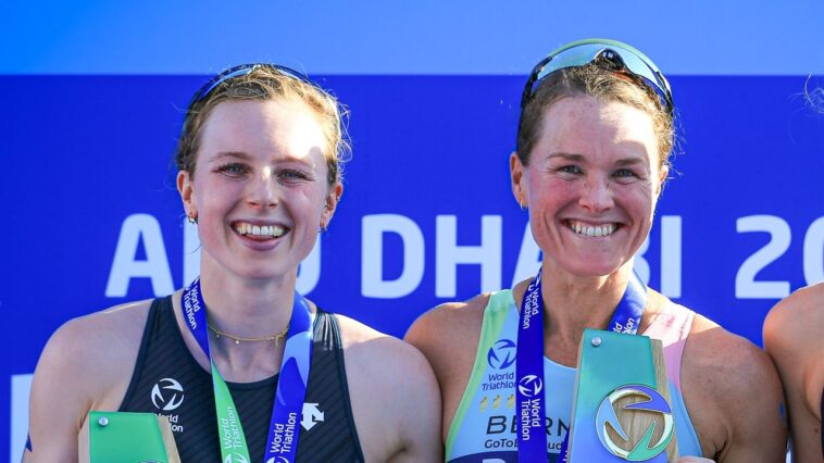 Flora Duffy Georgia Taylor Brown Abu Dhabi 2022 crédito de la foto Wagner Araujo World Triathlon