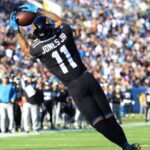 El receptor abierto de los Jacksonville Jaguars, Marvin Jones Jr., llega alto para atrapar una pelota