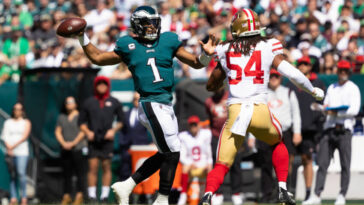 19 de septiembre de 2021;  Filadelfia, Pensilvania, Estados Unidos;  El mariscal de campo de los Philadelphia Eagles, Jalen Hurts (1), pasa el balón por encima del apoyador central de los San Francisco 49ers, Fred Warner (54), durante el primer cuarto en el Lincoln Financial Field.  Crédito obligatorio: Bill Streicher-USA TODAY Sports