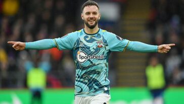 Adam Armstrong persiguió un pase hacia atrás para marcar el segundo gol del día de Southampton