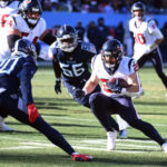 El corredor de los Houston Texans, Rex Burkhead, corre mientras los jugadores de los Titans se preparan para derribarlo.