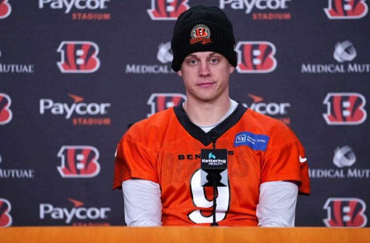 El mariscal de campo de los Cincinnati Bengals, Joe Burrow (9), responde preguntas relacionadas con el paro cardíaco del profundo de los Buffalo Bills, Damar Hamlin (3), en el partido de Monday Night Football, el miércoles 4 de enero de 2023, en Cincinnati.  Conferencia de prensa de Joe Burrow 4 de enero de 0024