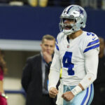 ARLINGTON, TX - 24 DE DICIEMBRE: El mariscal de campo Dak Prescott #4 de los Dallas Cowboys celebra después de anotar un touchdown contra los Philadelphia Eagles durante la segunda mitad en el AT&T Stadium el 24 de diciembre de 2022 en Arlington, Texas.  (Foto de Cooper Neill/Getty Images)