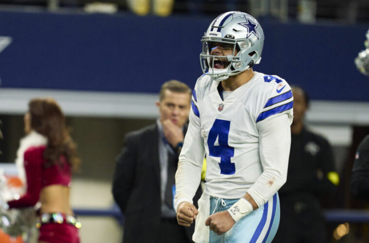 ARLINGTON, TX - 24 DE DICIEMBRE: El mariscal de campo Dak Prescott #4 de los Dallas Cowboys celebra después de anotar un touchdown contra los Philadelphia Eagles durante la segunda mitad en el AT&T Stadium el 24 de diciembre de 2022 en Arlington, Texas.  (Foto de Cooper Neill/Getty Images)