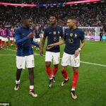 Aurelien Tchouameni (C) cree que Kylian Mbappe (R) es el mejor jugador del mundo en este momento