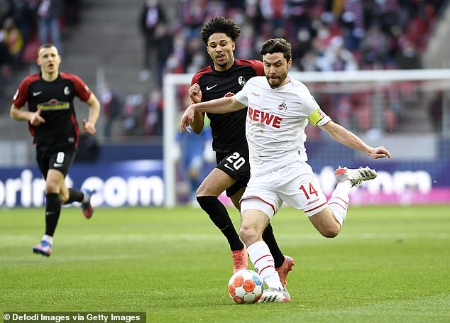 El Brentford se acerca al fichaje del delantero del Freiburg Kevin Schade (en el centro de la foto)